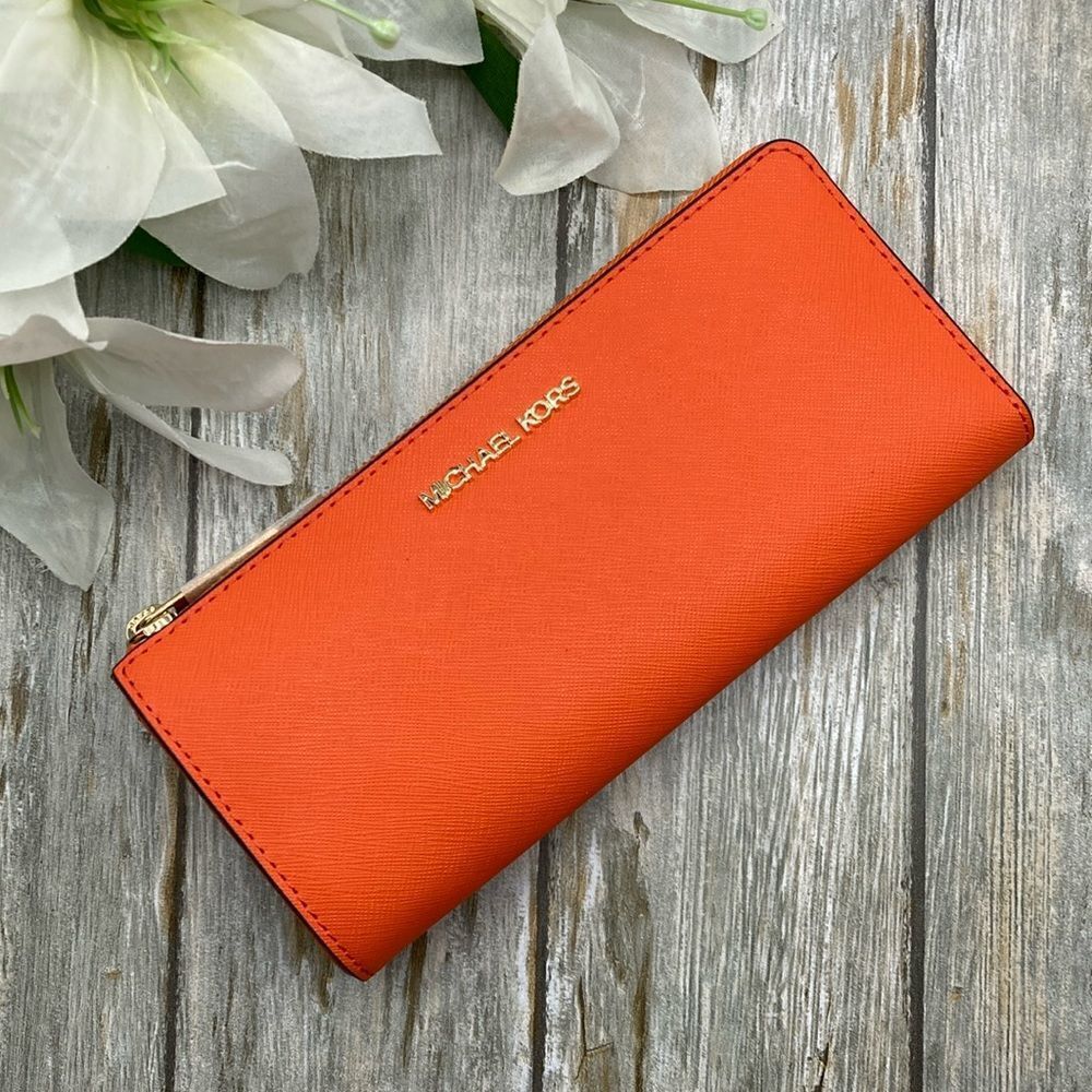 Michael Kors Jet Set Travel Large Saffiano Leather Quarter-Zip Wallet Bag Purse